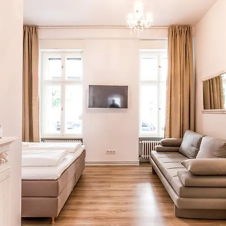 Fritz By Rockchair L Superhost Status L 3 Bedrooms Boxspringbeds 2 Bathrooms 2 Kitchen - Cozy Family & Business Flair Welcomes You! * Berlino
