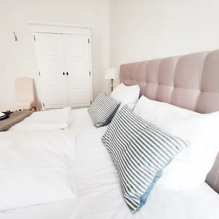 Apartment Fritz By Rockchair Apartments L Superhost Status L 3 Bedrooms Boxspringbeds 2 Bathrooms 2 Kitchen - Cozy Family & Business Flair Welcomes You! *